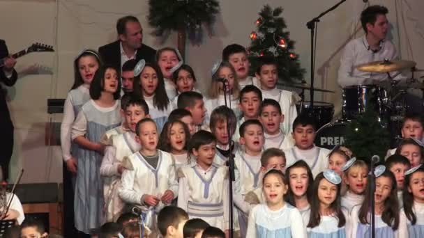 マケドニア コチャニ 2014 指揮者 ミュージシャン 伝統的な新年のコンサート合唱団 — ストック動画