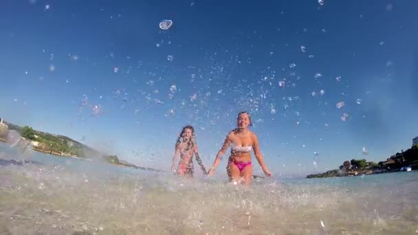 Movimento Lento Meninas Brincando Mar Durante Férias — Vídeo de Stock