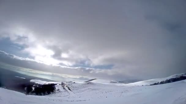 Krotký Zánik Sněhu Hory Zimní Den Pozadí Modré Oblohy — Stock video