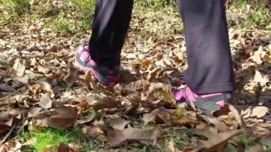 Forest park için yapılan yürüyüş kadının ağır çekim 