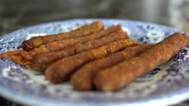 Lezzetli sulu sosis tabakta ketçap veya soğuk sosu uygulama  