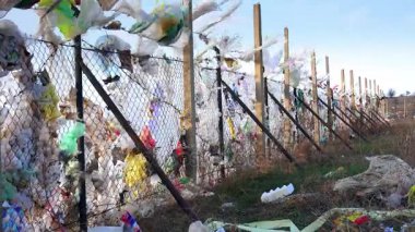 rüzgar estigi üzerinde metal çit, çevre kirliliği plastik torbalar