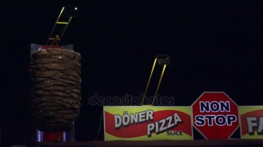 Geleneksel ve popüler yemek salonu reklam satan yarım ekmek Döner Kebap Pizza Sarma Kebap Lahmacun Adana Kebap Şiş Kebap ve köfte veya Türk köfte geceleri
