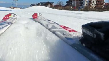 Kayakçı Kayak yamaç aşağı düşük açılı pov
