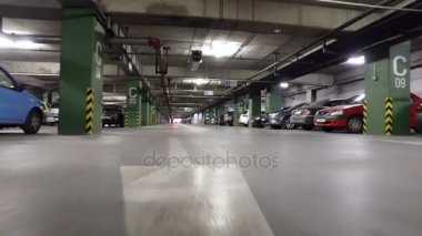 Alışveriş Merkezi altında garaj otopark araba araba 