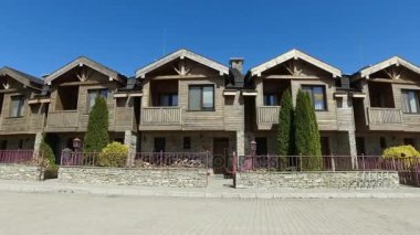 Yakın hareket lüks evler yol boyunca, mavi gökyüzü altında beş binalar için video