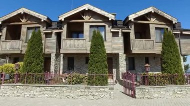 Mavi gökyüzü önce İngiliz tarzı güzel ahşap evlerde satırı