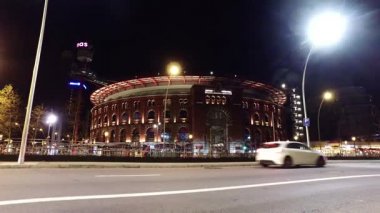 Eski Arena La anıtsal bilinen Barcelona'da bina gece görünümü