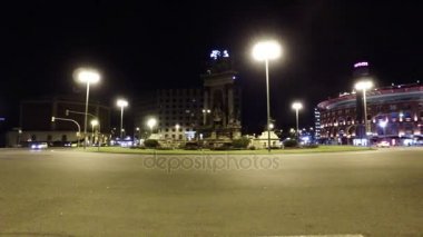 La anıtsal, Barselona, İspanya, bilinen eski arenada binası ile Placa De Espana, trafik gece görünümü