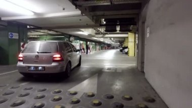 POV büyük meşgul yer altı otoparkı, alışveriş merkezi