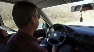 Teen kırsal Road'da gün ön cam Pov sırasında sürücüler.