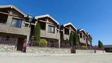 Mavi gökyüzü önce İngiliz tarzı güzel ahşap evlerde satırı