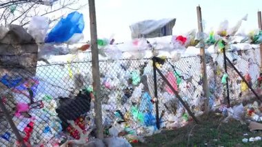 rüzgar estigi üzerinde metal çit, çevre kirliliği plastik torbalar