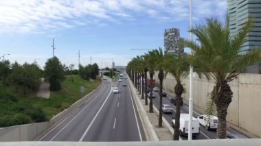 Barcelona karayolu Bulvarı palmiye ağaçları ile trafik