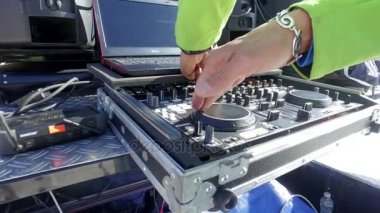Bir müzik güvertede bir ekolayzer denetimlere bir DJ'bir disko veya parti kış kayak resort Bansko Bulgaristan kaydedilmiş müzik karıştırmak için kullanılan
