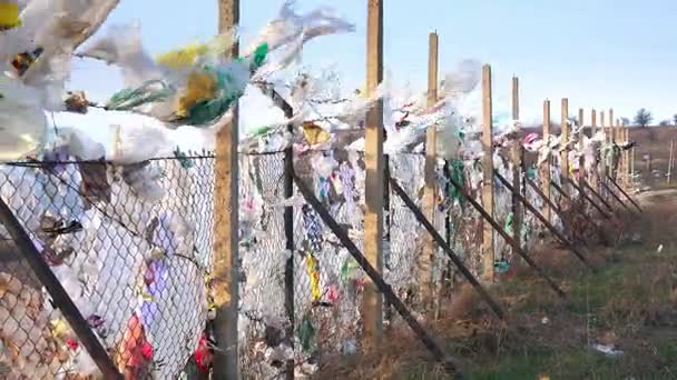 Sopro Vento Sacos Plástico Cerca Metal Poluição Ambiental — Vídeo de Stock