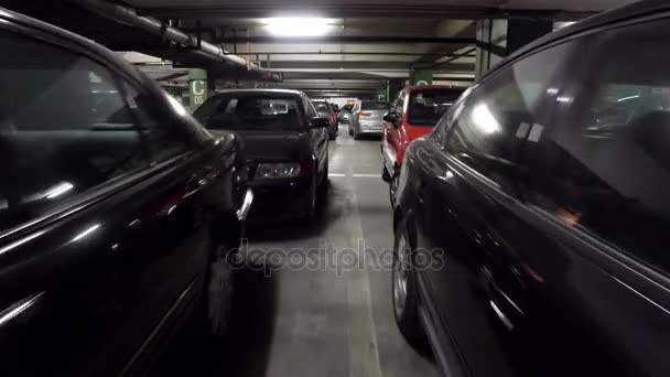 ハメ撮りで大きな地下駐車場に移動 — ストック動画