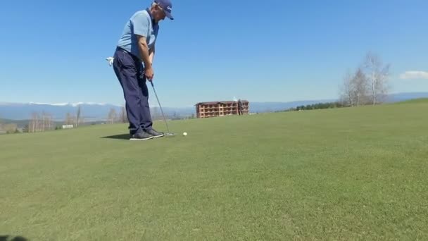 Bajo Ángulo Jugador Golf Masculino Practicando Golpe Pelota — Vídeo de stock