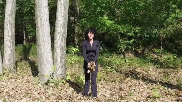 Ralenti Femme Jetant Des Feuilles Dans Parc Automne — Video