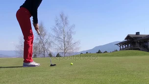 Bajo Ángulo Jugador Golf Femenino Practicando Golpear Bola Cámara Lenta — Vídeo de stock