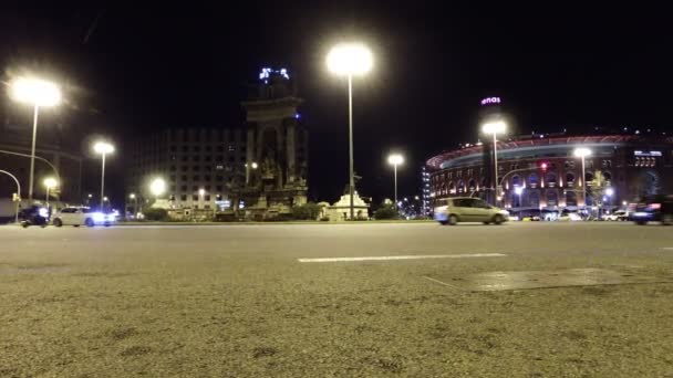 西班牙广场的夜视交通与老竞技场大厦被称为 巴塞罗那 西班牙 — 图库视频影像