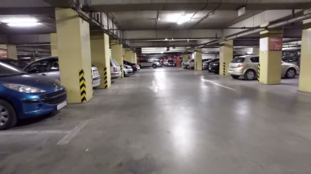 Flytning Første Personer Synsvinkel Stor Underjordisk Parkering – Stock-video