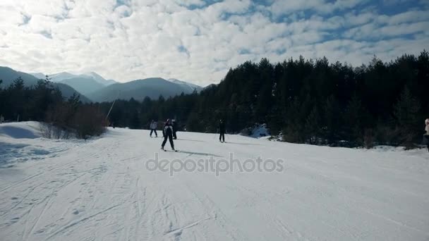 Punto Vista Gente Esquiando Pendiente Estación Esquí Bansko — Vídeo de stock