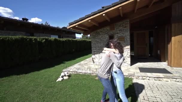 Ragazza Tornare Casa Dal Viaggio Scambiare Emozioni Con Madre Abbracciare — Video Stock