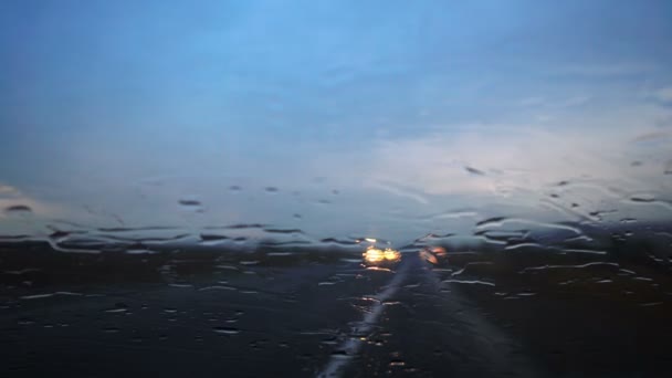 Αυτοκίνητο Παρμπρίζ Βροχή Πέφτει Οδικής Κυκλοφορίας Και Του Φόντο Μπλε — Αρχείο Βίντεο