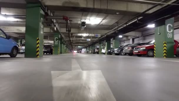 Carro Dirigindo Garagem Sob Shopping — Vídeo de Stock