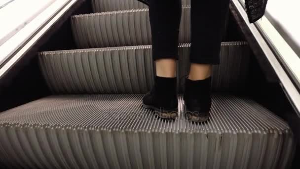 沿购物中心步行的妇女的表面水平和使用自动扶梯台阶 — 图库视频影像