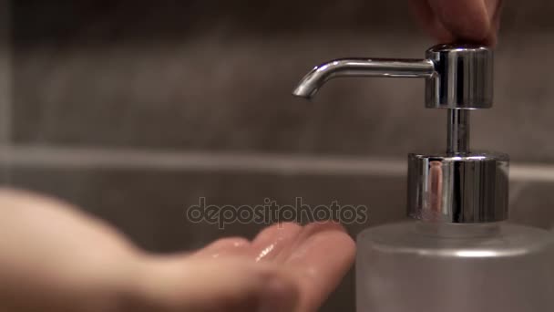 Χέρια Χρησιμοποιώντας Sanitizer Χεριών Πλυσίματος Ζελέ Αντλία Αεροζόλ Κινηματογραφική Dof — Αρχείο Βίντεο