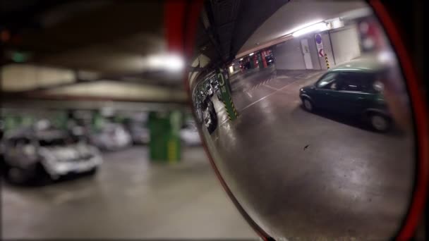 Movimento Carros Estacionamento Subterrâneo Visto Espelho Esférico Safty Lugares Zoneados — Vídeo de Stock