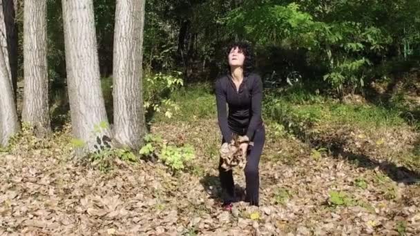 Câmera Lenta Mulher Jogando Folhas Douradas Parque Outono — Vídeo de Stock