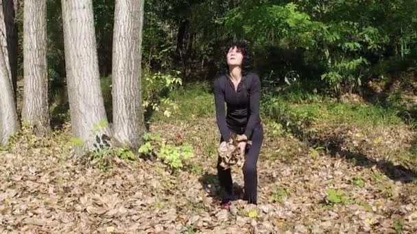 Cámara Lenta Mujer Lanzando Hojas Doradas Parque Otoño — Vídeo de stock