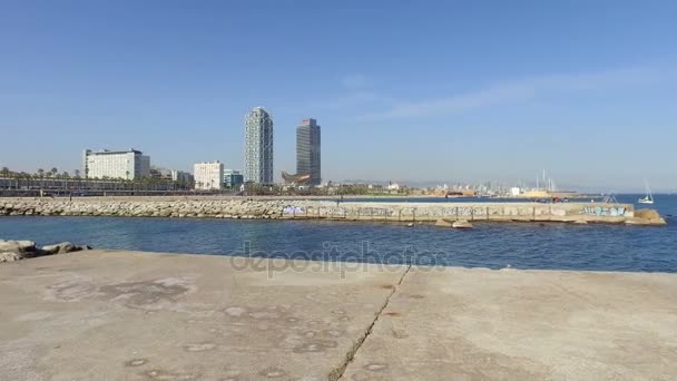 Spiaggia Barcellona Con Grattacieli Del Quartiere Sant Marti — Video Stock