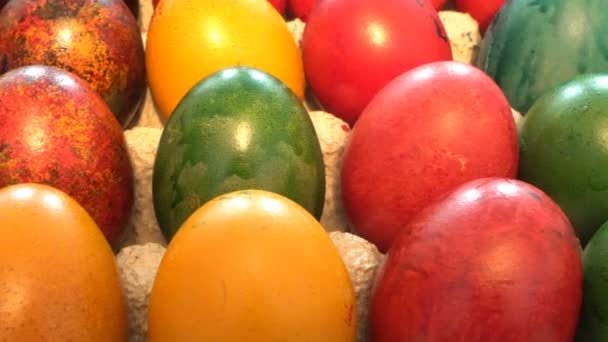 Primer Plano Huevos Pascua Pintados Canasta Cartón — Vídeos de Stock