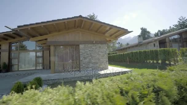 Ponto Vista Casas Luxo Grama Verde Contra Montanhas Verão — Vídeo de Stock