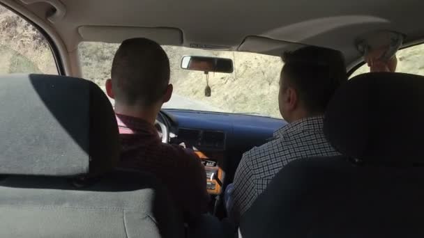 Hommes Conduisant Voiture Long Campagne Route Rurale Sous Les Collines — Video