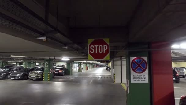 Znak Stop Jazdy Samochodem Przez Parking Podziemny Garaż Centrum Duże — Wideo stockowe