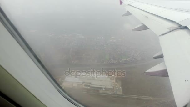 Widok Okna Samolotu Miasto Rośliny Deszczowy Dzień — Wideo stockowe