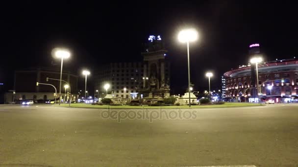 西班牙广场的夜视交通与老竞技场大厦被称为 巴塞罗那 西班牙 — 图库视频影像