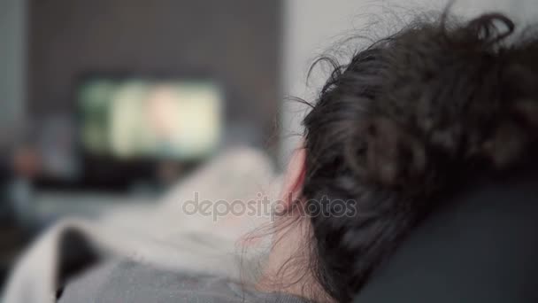 Rückansicht Einer Kranken Jungen Frau Die Auf Der Couch Liegt — Stockvideo