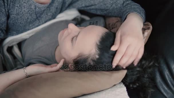 Młoda Matka Córka Chora Łóżku Wymiany Uścisk Pocałunek Emocje — Wideo stockowe