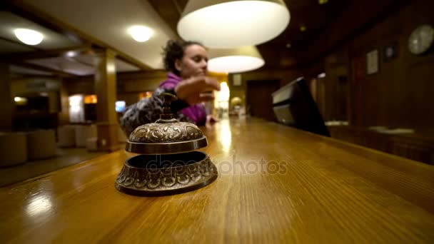 Visitante Femenina Recepción Del Hotel Presionando Campana — Vídeo de stock