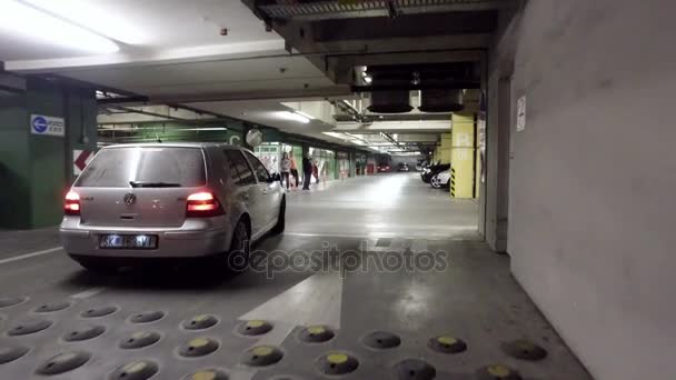 Pov Grande Movimentado Estacionamento Subterrâneo Shopping — Vídeo de Stock