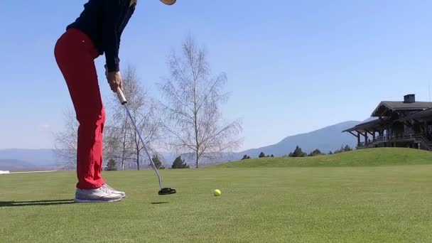 Bajo Ángulo Jugador Golf Femenino Practicando Golpear Bola Cámara Lenta — Vídeo de stock