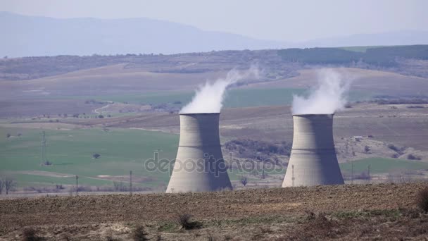 Soğutma Kuleleri Vadisi Nde Santral — Stok video