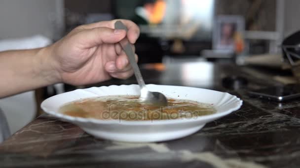 Мужчина Ест Овощной Суп Домашнего Приготовления Тарелке — стоковое видео