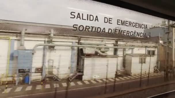 Passager Pov Fenêtre Train Arrivant Barcelone — Video